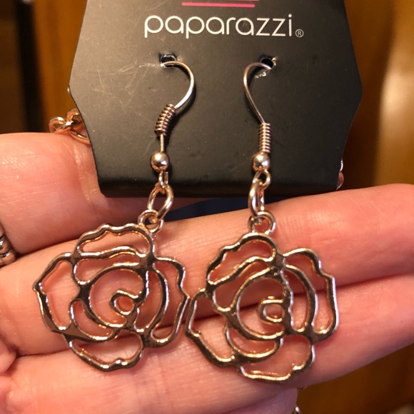 Paparazzi Gold Roses Necklace w/Matching Earrings - Picture 4 of 4